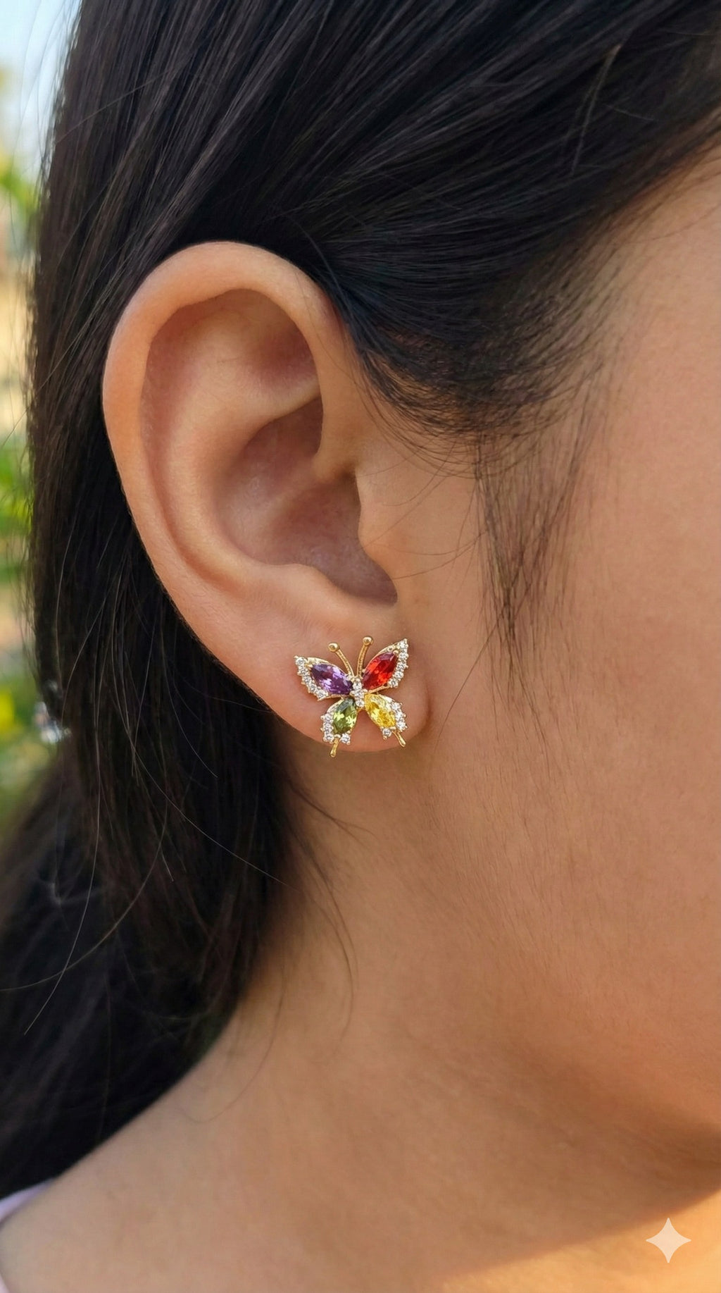 young woman wearing gold-plated hypoallergenic earrings, showing their anti-tarnish shine suitable for sensitive skin and daily wear