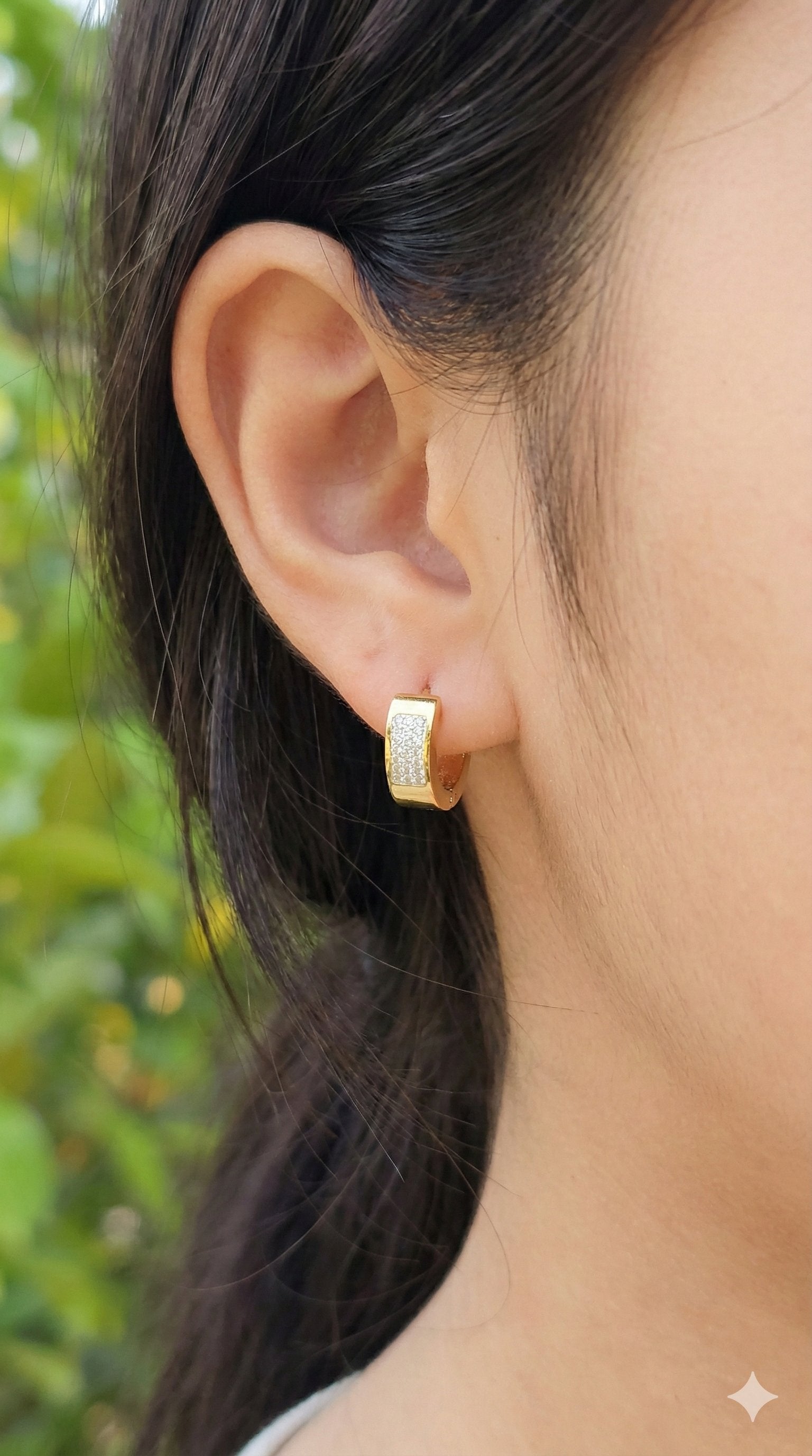 young woman wearing gold-plated hypoallergenic earrings, showing their anti-tarnish shine suitable for sensitive skin and daily wear